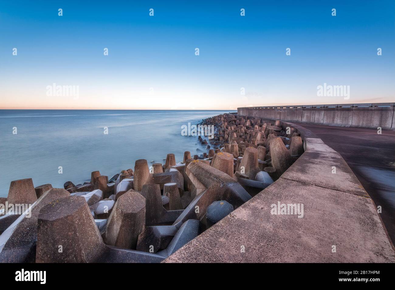 Regno Unito, Scozia, East Lothian, Dunbar, difese marittime vicino alla centrale nucleare di Torness Foto Stock
