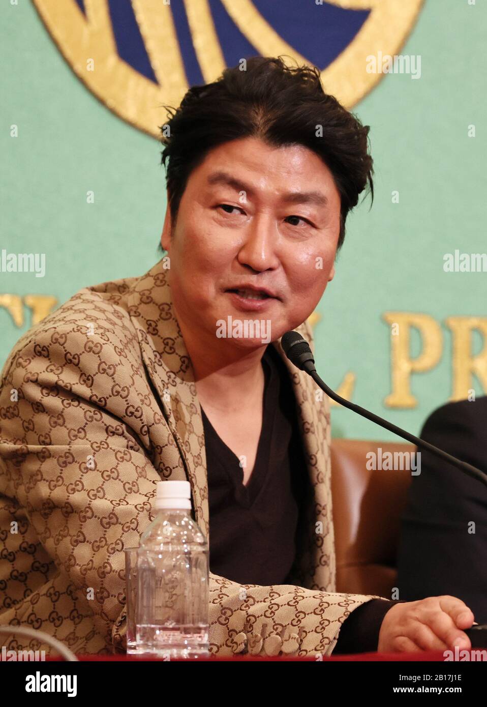 Tokyo, Giappone. 23rd Feb, 2020. L'attore Parassita del film vincitore di Oscar Song Kang-ho della Corea del Sud parla prima dei giornalisti al Japan National Press Club di Tokyo domenica 23 febbraio 2020. Il Parassita coreano del film è diventato il primo film in lingua straniera a vincere la migliore immagine dell'Academy Award. Credito: Yoshio Tsunoda/Aflo/Alamy Live News Foto Stock