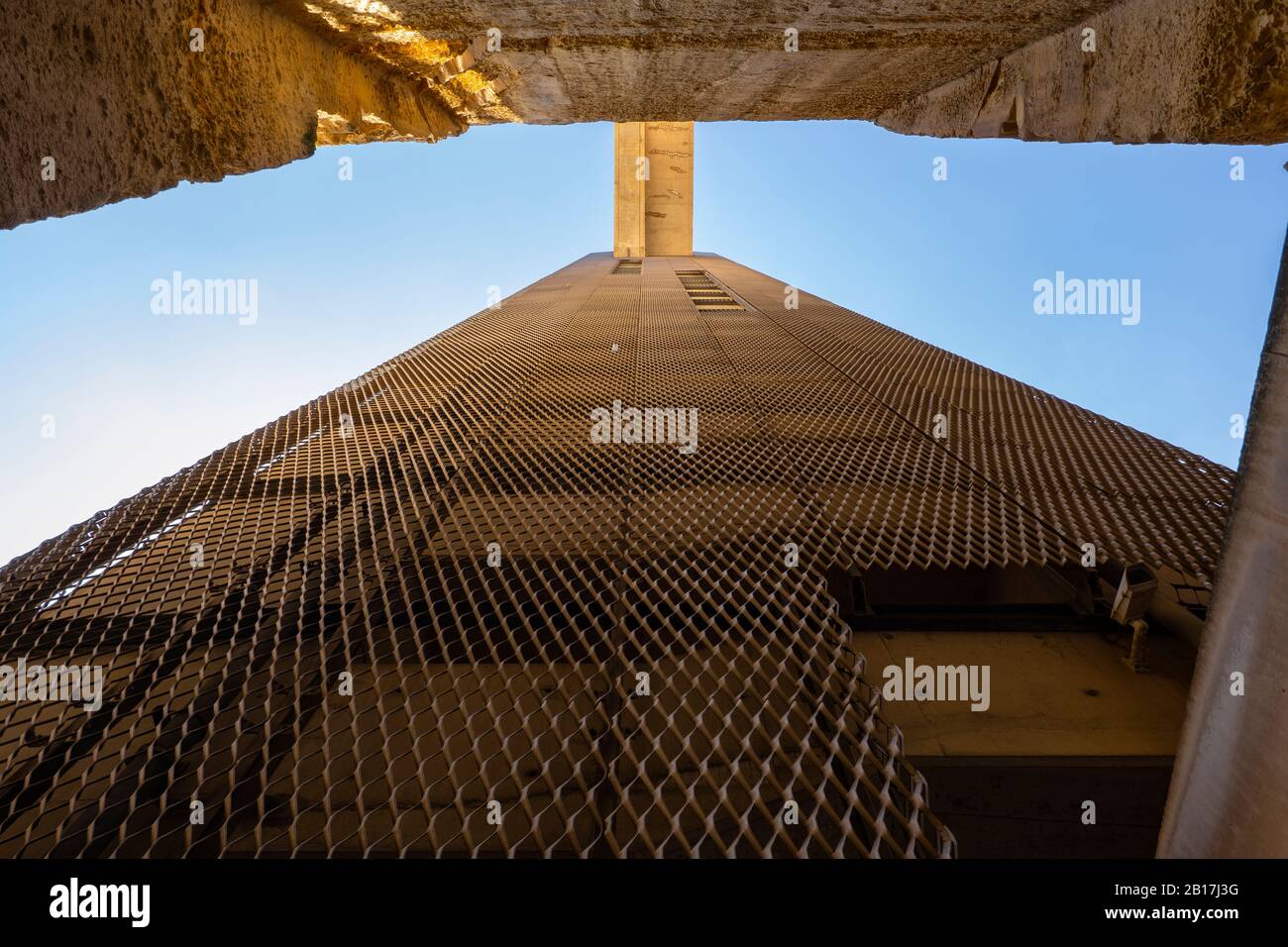 Malta, Valletta, vista a basso angolo di Barrakka Ascensore con rete in alluminio Foto Stock