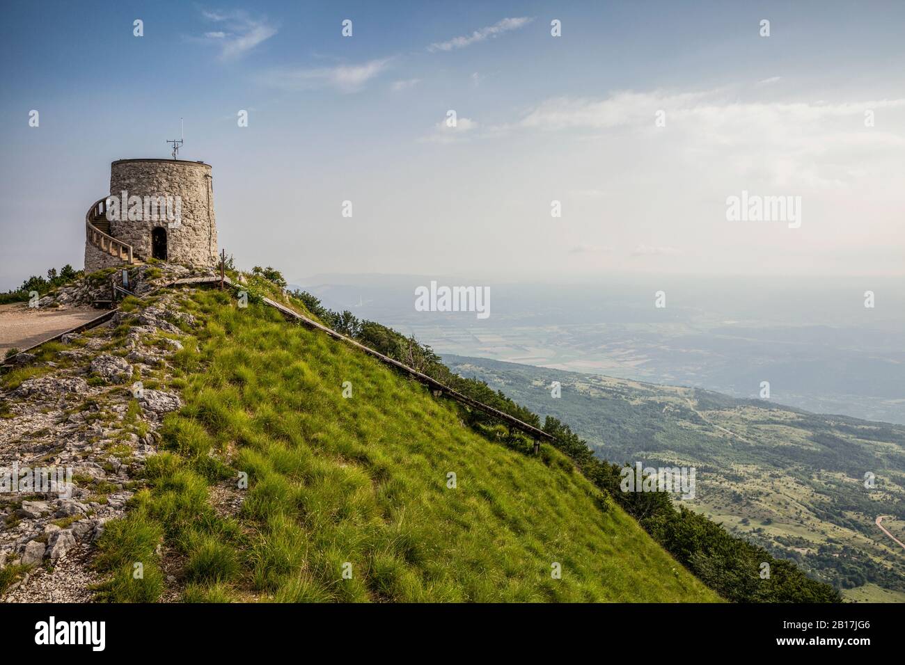 Torre di osservazione sulla cima Vojak, Parco Naturale Ucka, Istria, Croazia Foto Stock