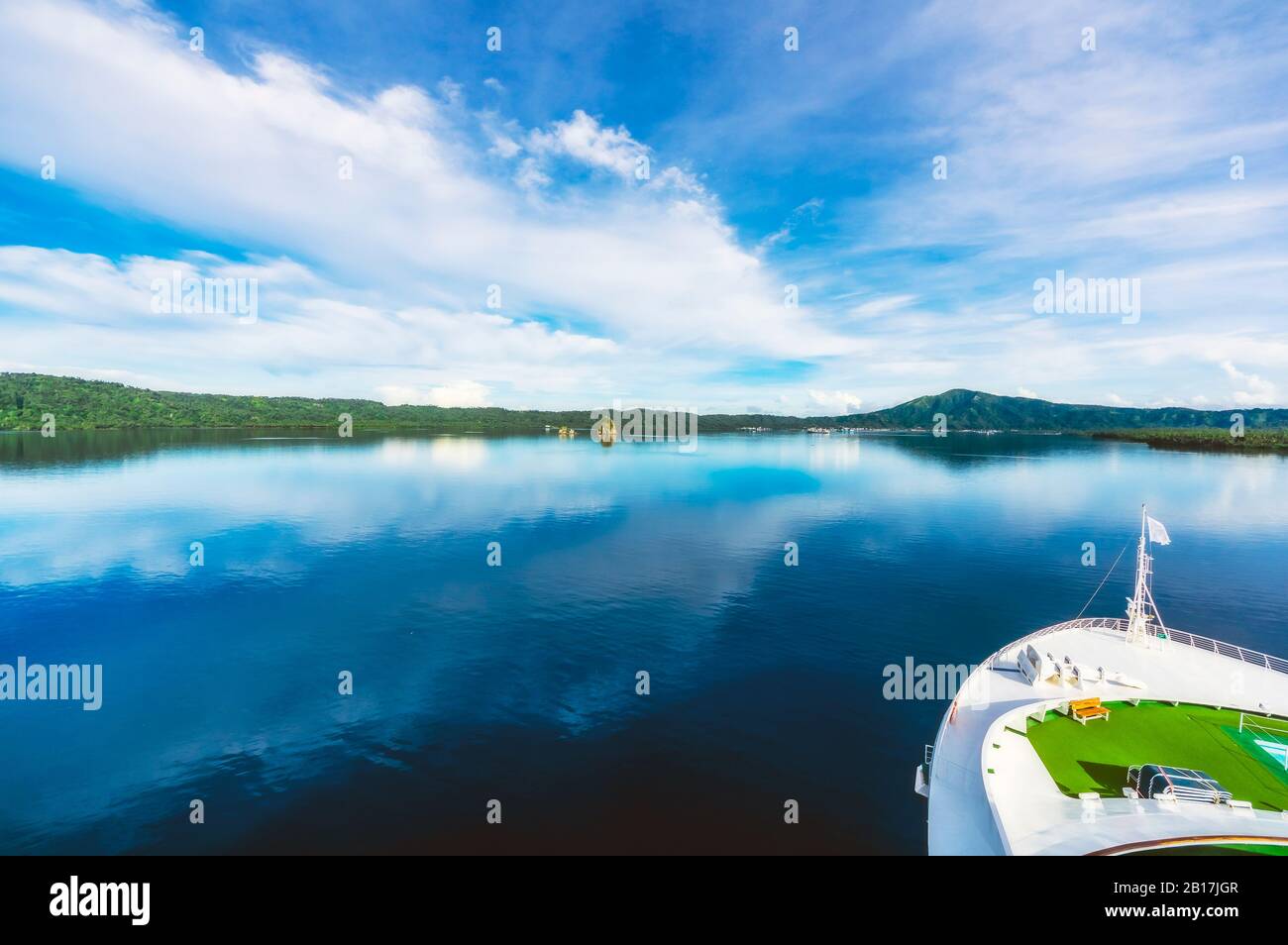 Papua Nuova Guinea, Provincia della Nuova Gran Bretagna Orientale, Rabaul, prua di nave che naviga verso la costa dell'isola della Nuova Gran Bretagna Foto Stock