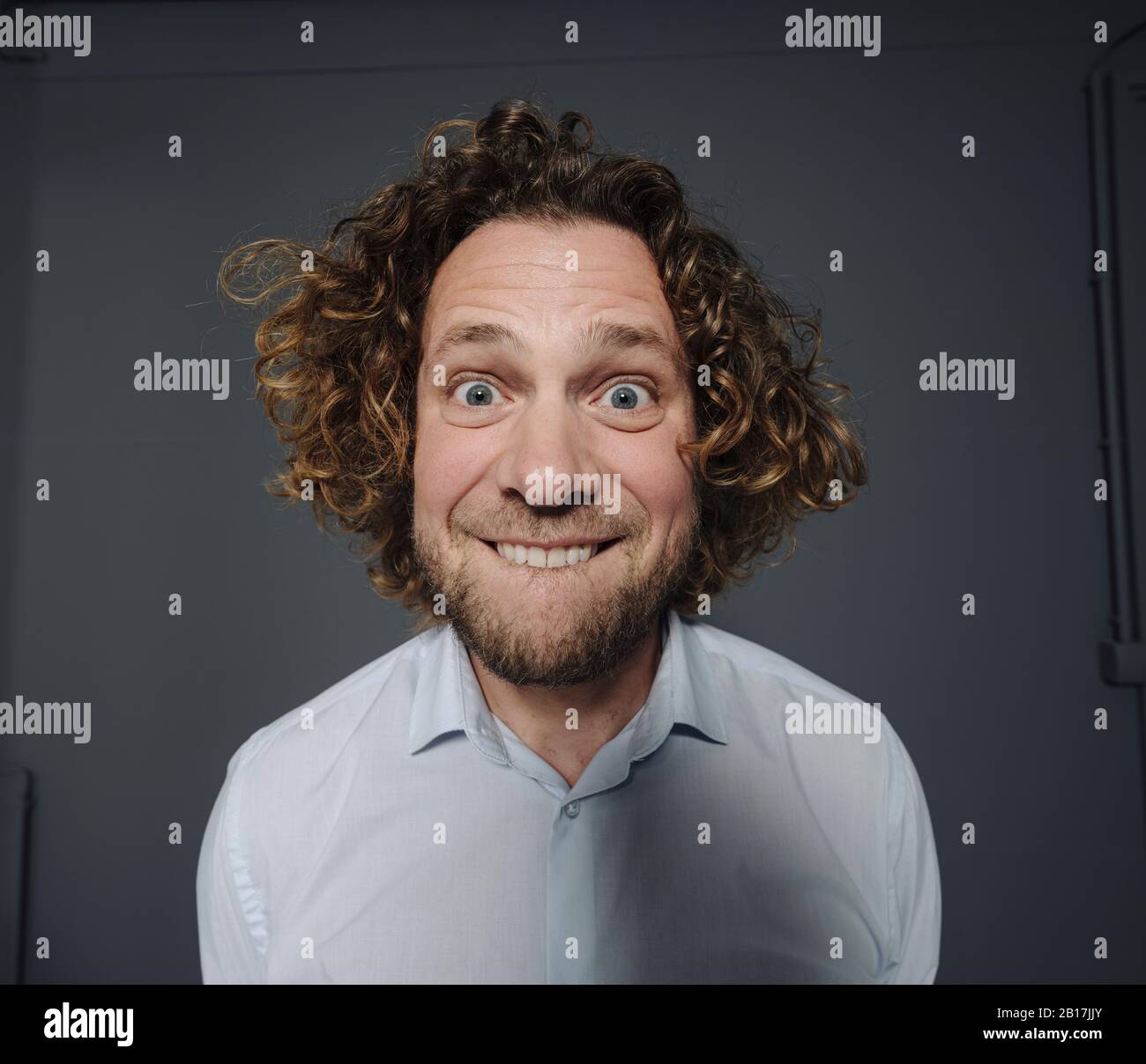 Portait di uomo d'affari che tira volti divertenti Foto Stock