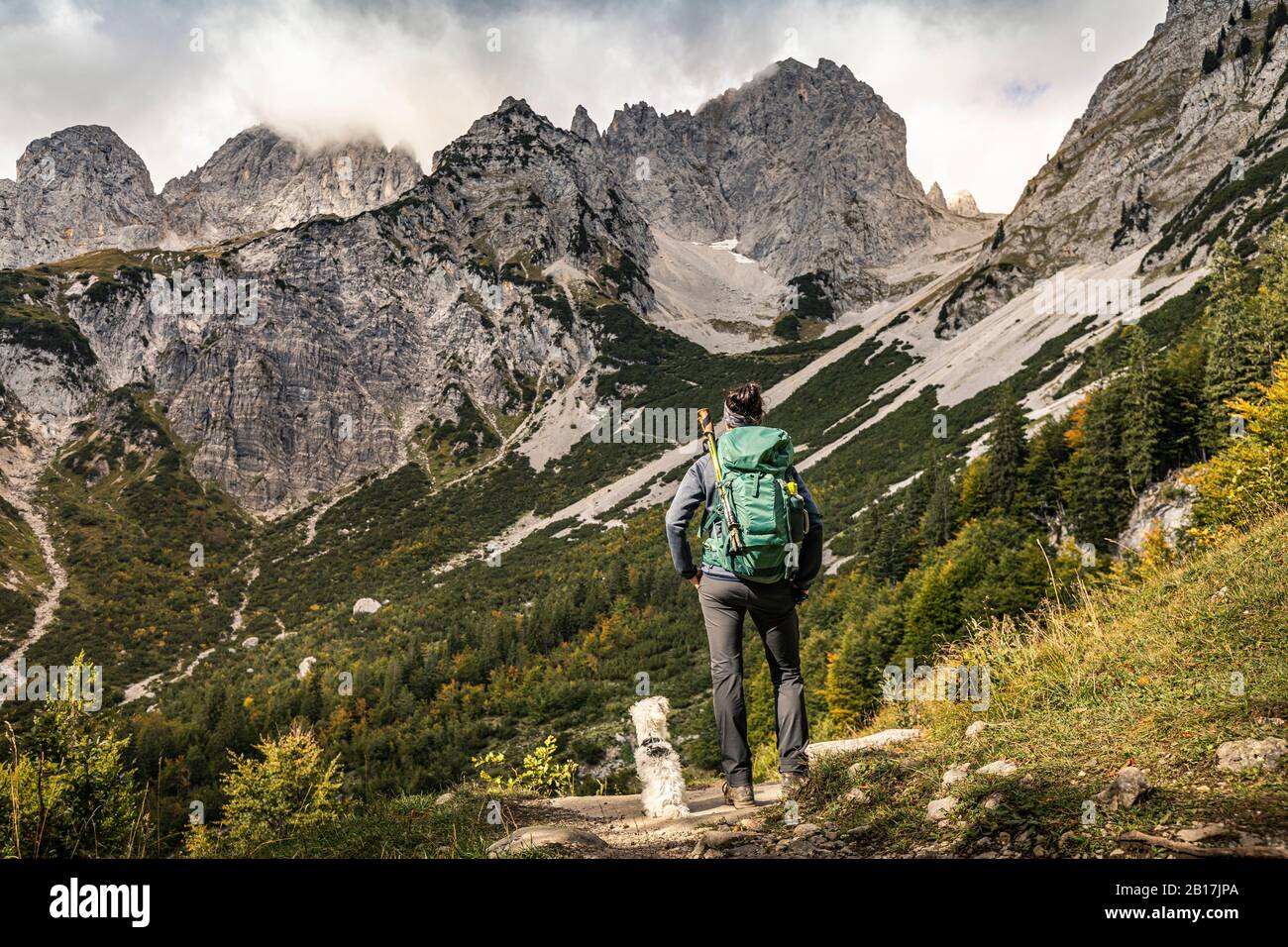 Donna in un viaggio a piedi a Wilder Kaiser godendo della vista, Kaiser montagne, Tirolo, Austria Foto Stock