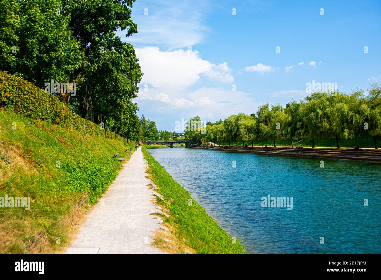 Area pedonale intorno al fiume Ljubljanica a Lubiana Foto Stock