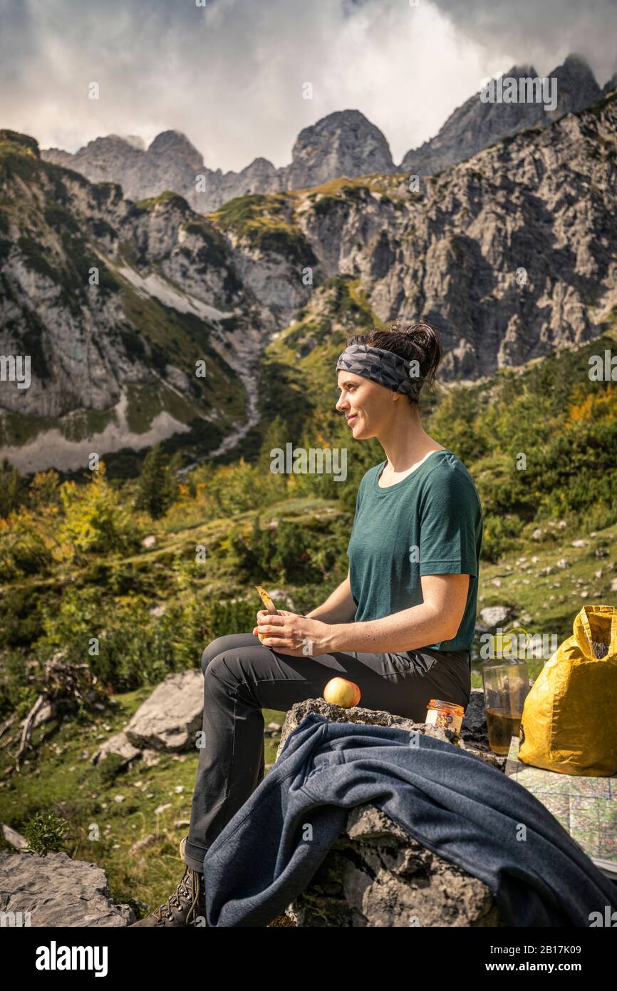 Donna in un viaggio a piedi a Wilder Kaiser dopo una pausa, Kaiser montagne, Tirolo, Austria Foto Stock