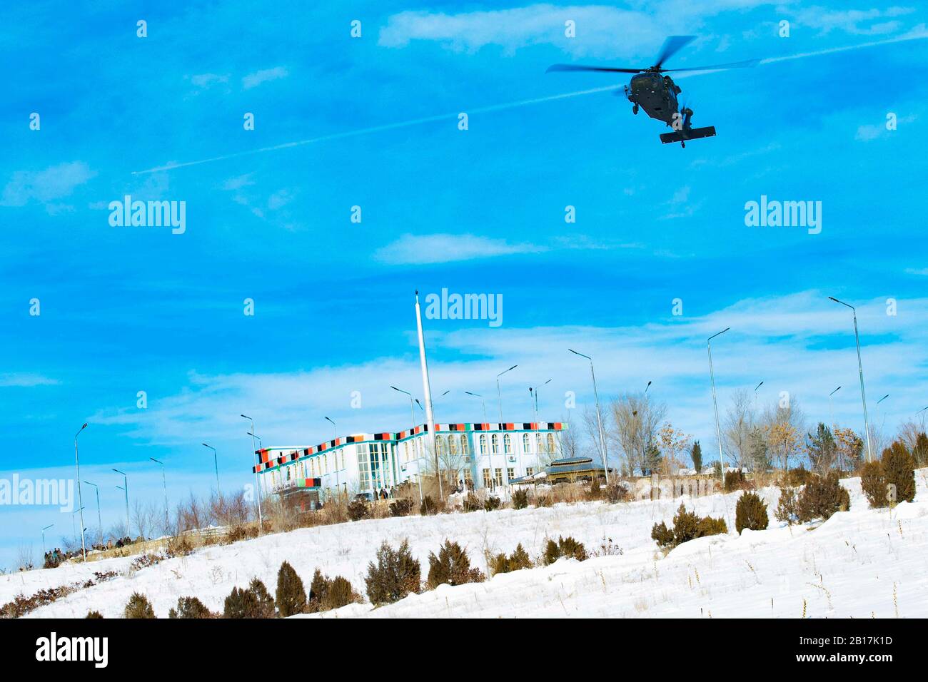 Un elicottero dell'esercito degli Stati Uniti UH-60 Blackhawk arriva per un atterraggio nell'Afghanistan sud-orientale 16 gennaio 2020. Le forze degli Stati Uniti e della NATO sono attualmente schierate in Afghanistan a sostegno DI OPERATIONS FREEDOM'S SENTINEL e SUPPORTO RISOLUTO. In questa capacità, le forze stanno formando, consigliando e aiutando i partner afghani al punto di bisogno. (Foto US Army del Personale Sgt. Nicholas Brown-Bell) Foto Stock