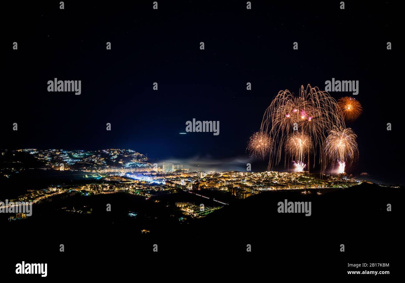Spagna, Granada, Almunecar, città illuminata e fuochi d'artificio di notte Foto Stock
