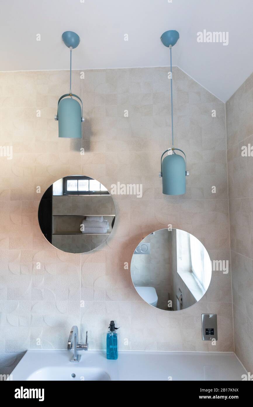 Interno di un bagno in una proprietà di lusso, specchi sopra il bacino, Londra, Regno Unito Foto Stock