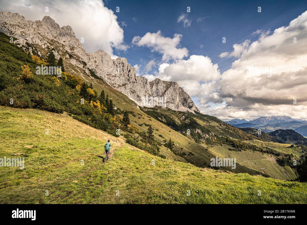 Donna escursioni a Wilder Kaiser, Kaiser montagne, Tirolo, Austria Foto Stock