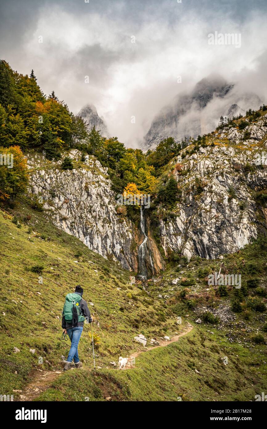 Donna con escursioni in montagna Kaiser, Tirolo, Austria Foto Stock