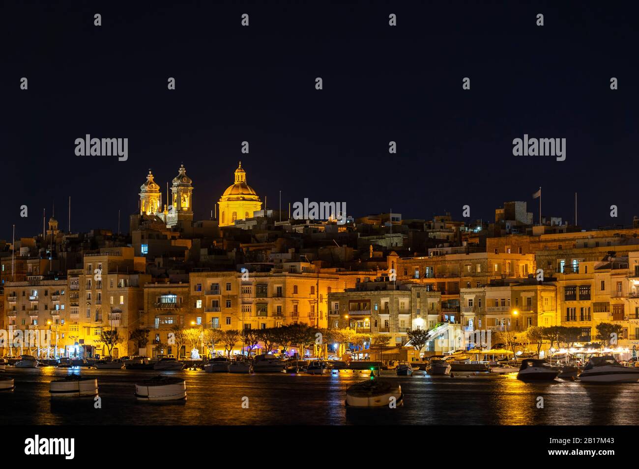Malta, Senglea, città costiera di notte Foto Stock Malta, Senglea, città costiera di notte Foto Stock