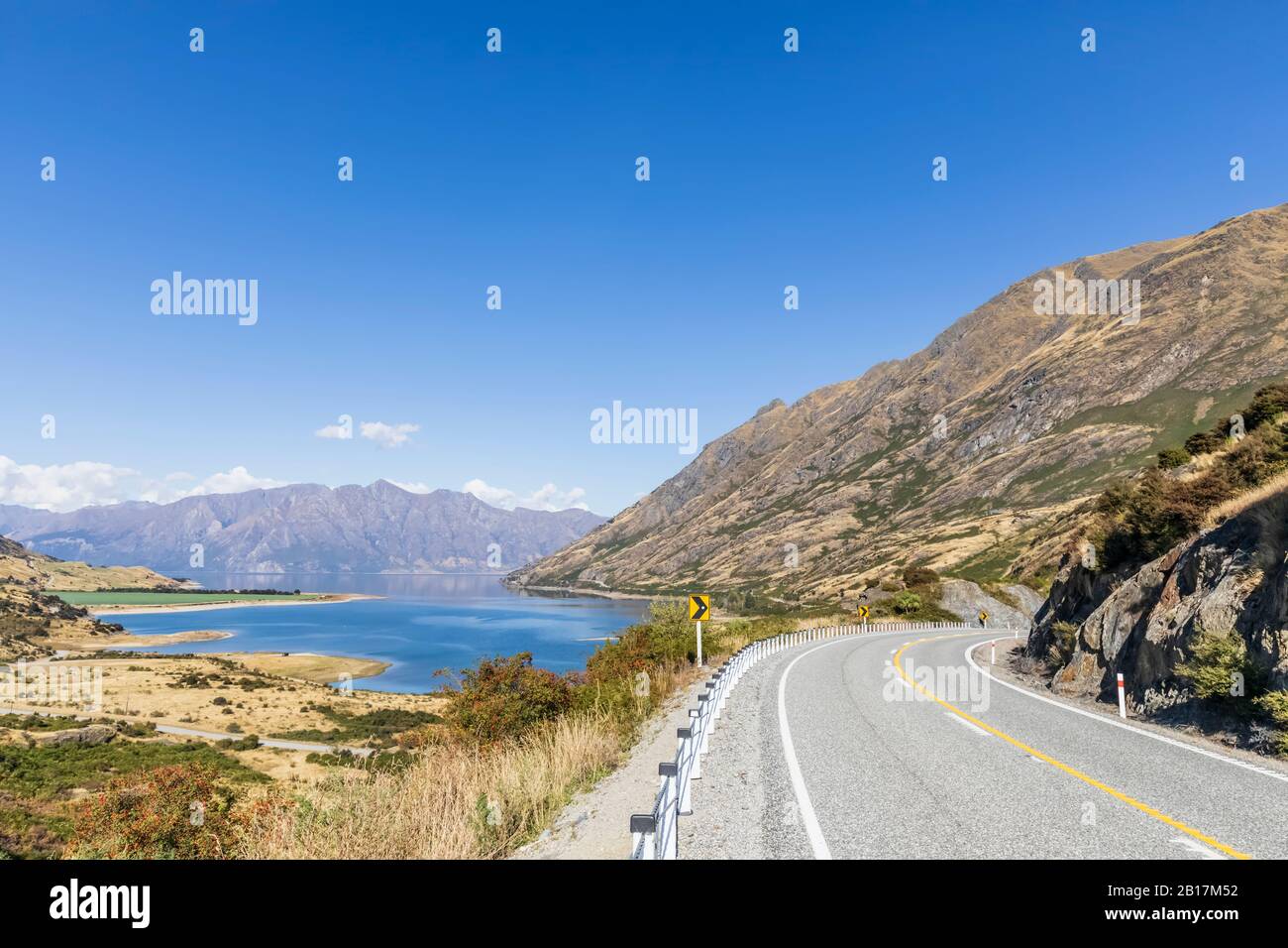 Nuova Zelanda, Queenstown-Lakes District, Wanaka, cielo estivo limpido sopra la vuota Makarora-Lake Hawea Road Foto Stock