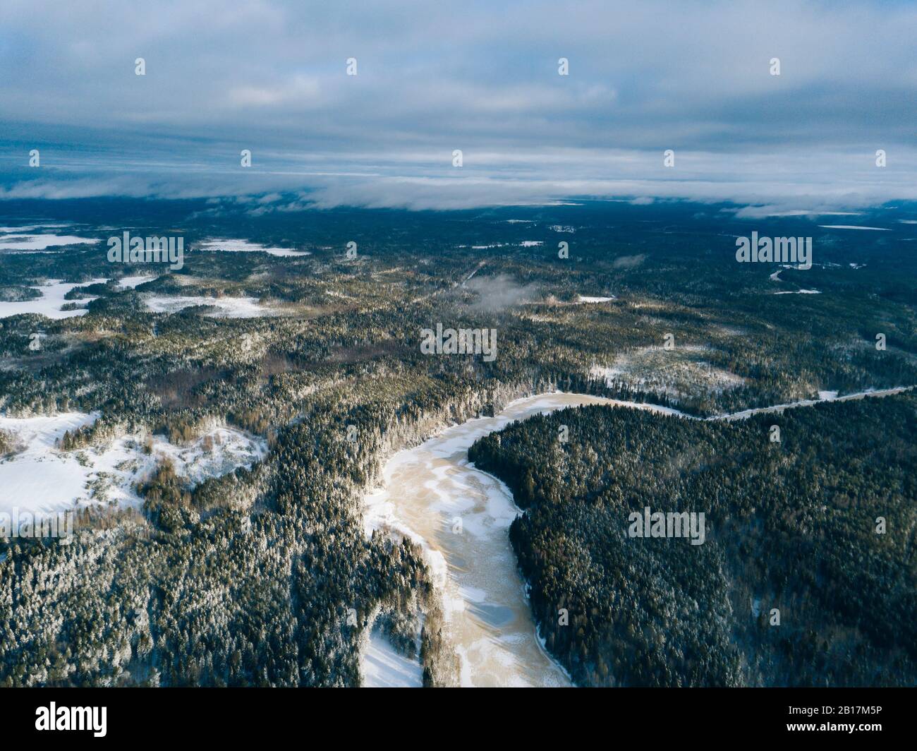 Russia, Oblast di Leningrado, Tikhvin, veduta aerea del fiume Tikhvinka congelato in inverno Foto Stock