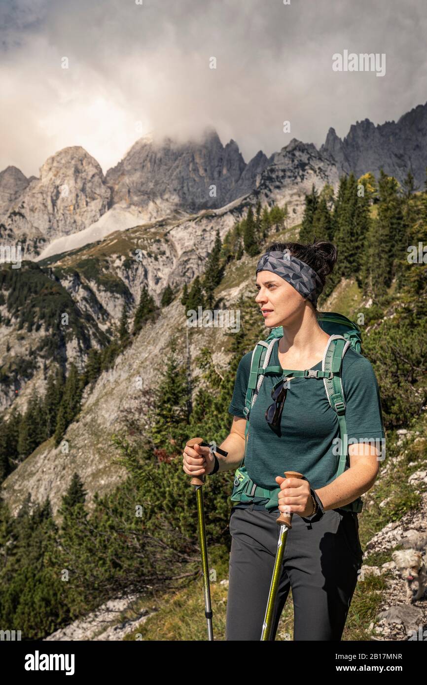 Donna in un viaggio a piedi a Wilder Kaiser godendo della vista, Kaiser montagne, Tirolo, Austria Foto Stock