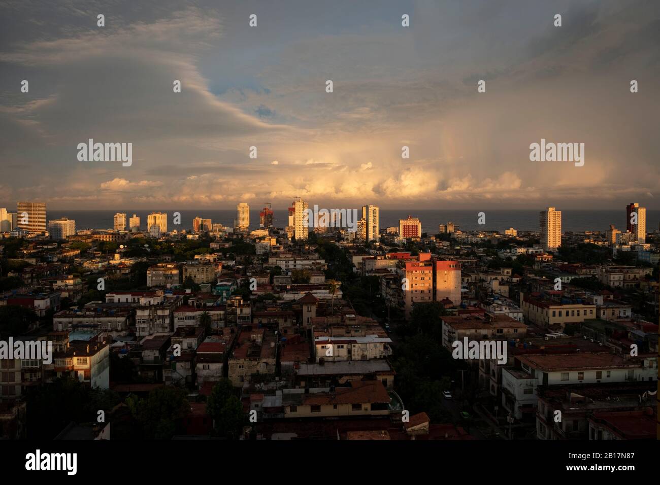 Cuba, l'Avana, veduta aerea del centro della città all'alba Foto Stock