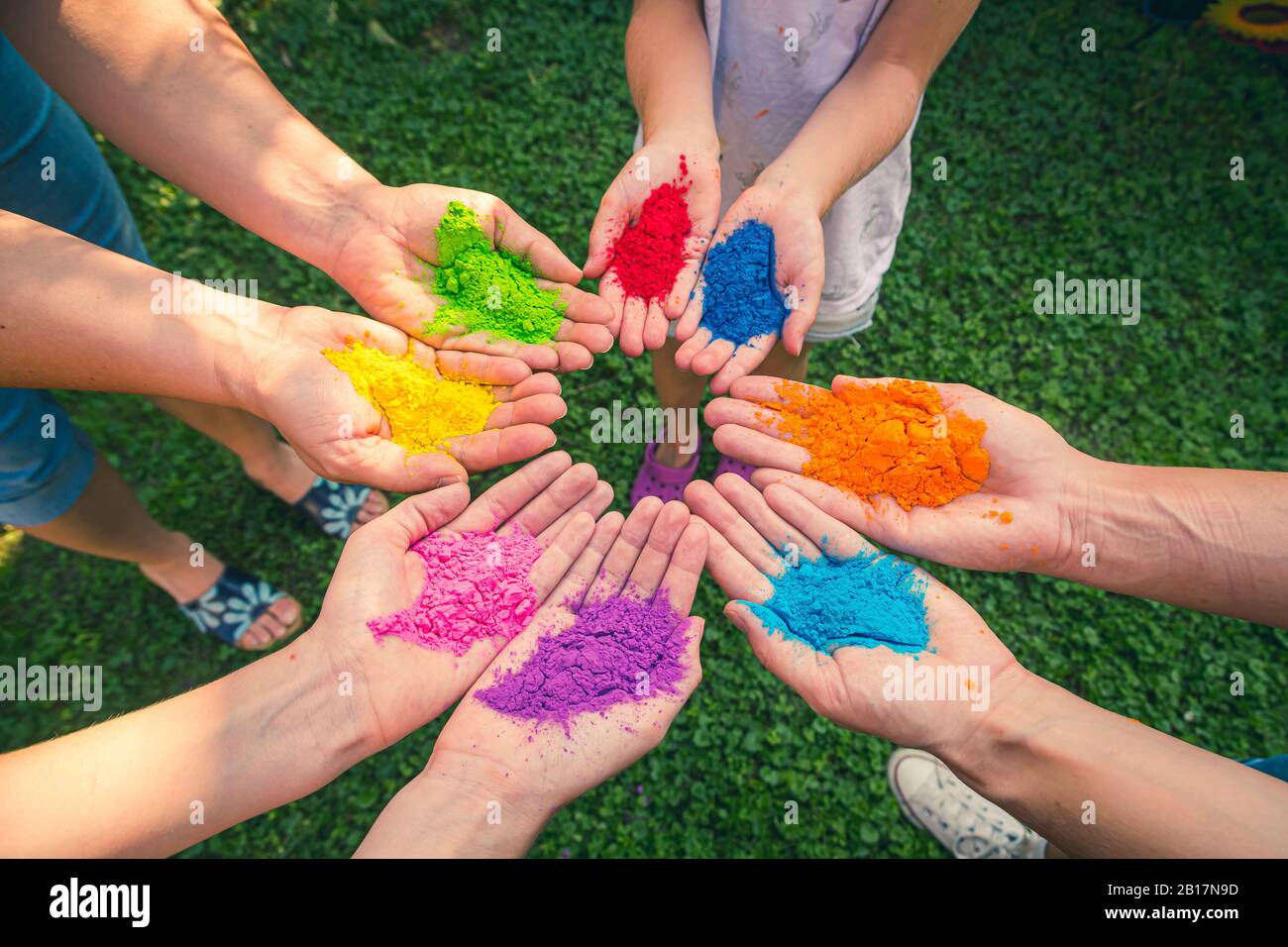 Cerchio di mani pieno di vernice in polvere Foto Stock