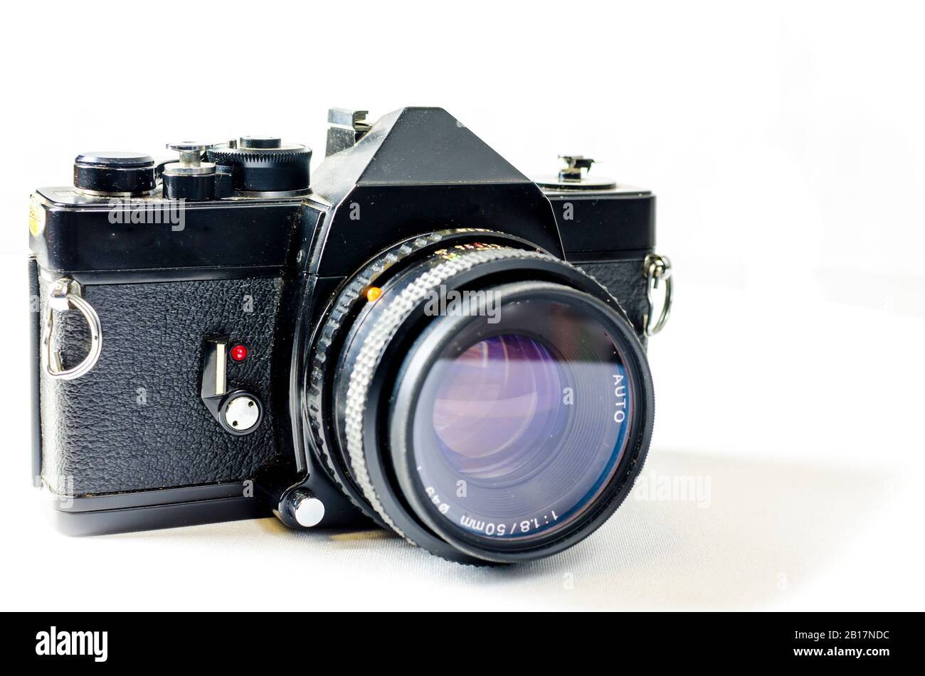 Fotocamera reflex analogica su sfondo bianco Foto Stock