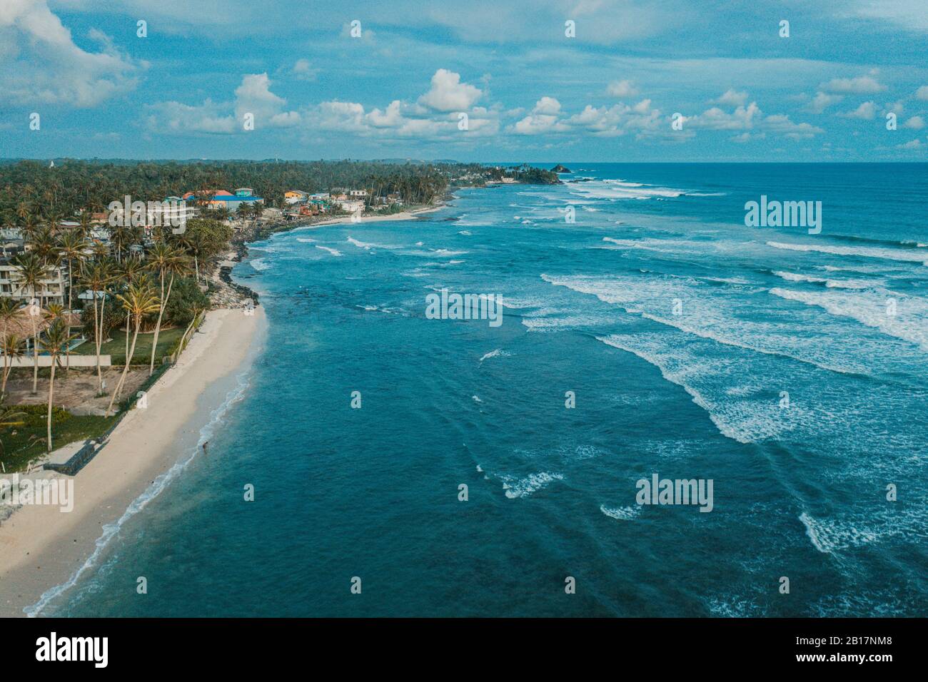 Sri Lanka, Provincia meridionale, Ahangama, veduta aerea dell'Oceano Indiano e della città costiera Foto Stock