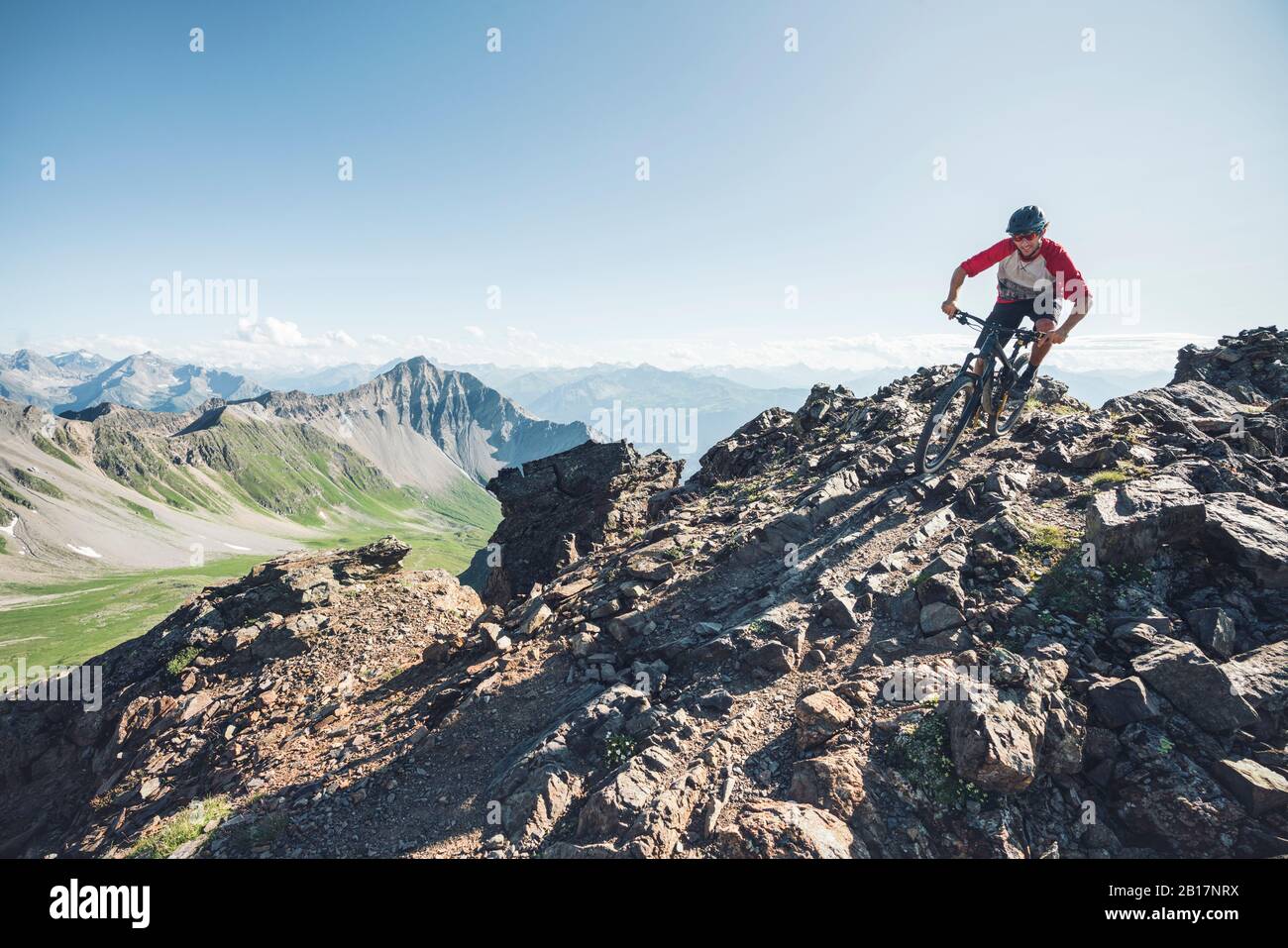 Mountainbiker in serata luce in Grigioni, Svizzera Foto Stock