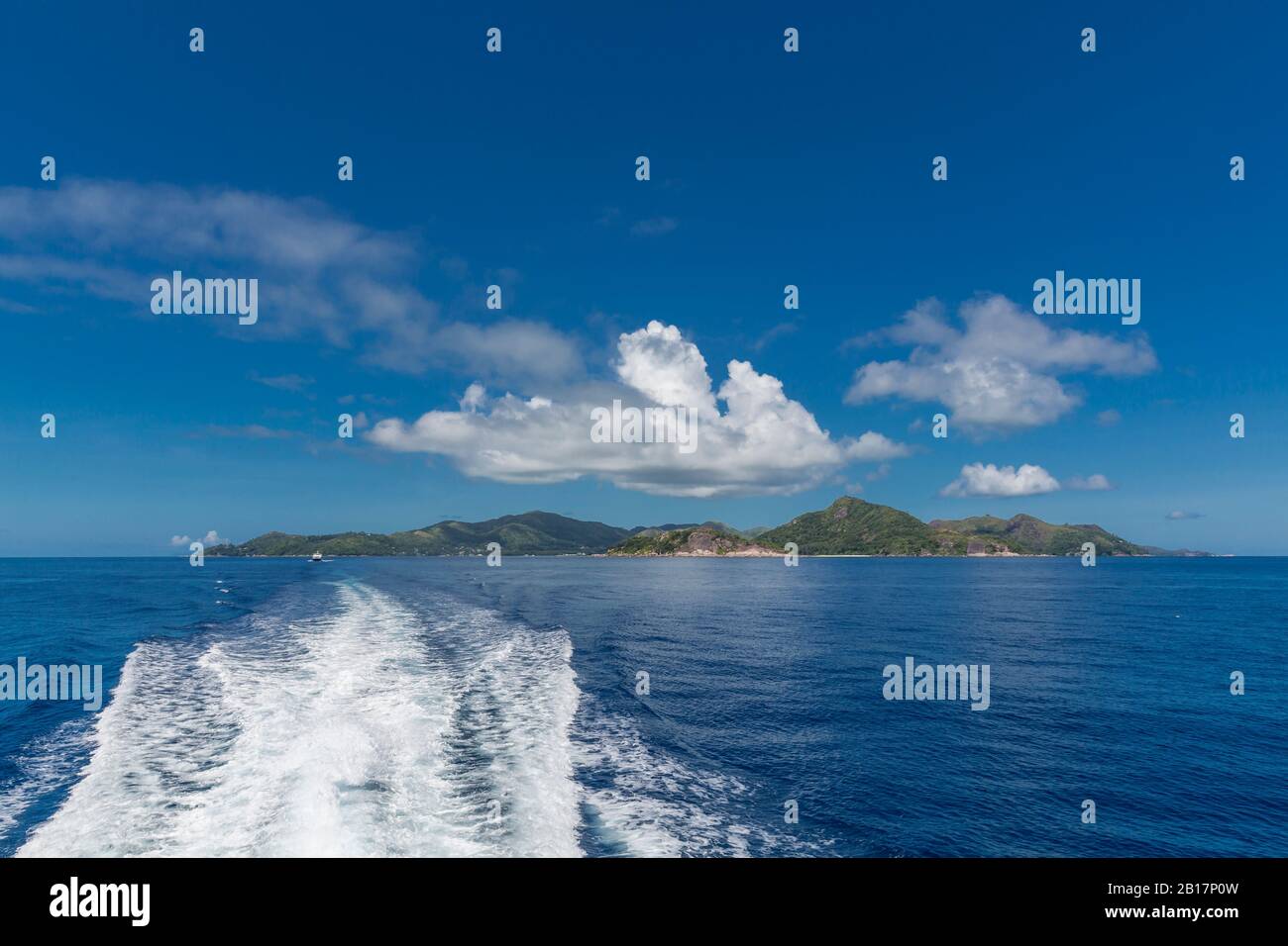 Heckwellen Von Der Fähre, Insel Praslin, Seychellen, Indischer Ozean, Afrika Foto Stock