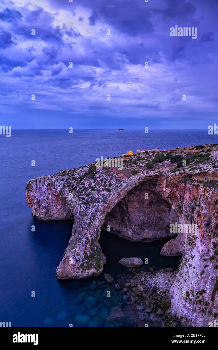 Malta, Grotta Azzurra arco naturale al crepuscolo Foto Stock