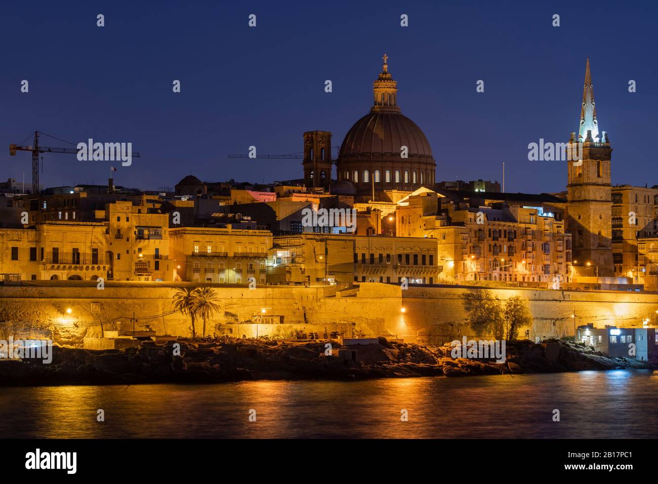Malta, la Valletta, skyline della città illiminata di notte Foto Stock Malta, la Valletta, skyline della città illiminata di notte Foto Stock