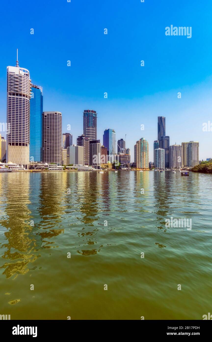 Australia, Brisbane, skyline della città sul fiume Brisbane Foto Stock