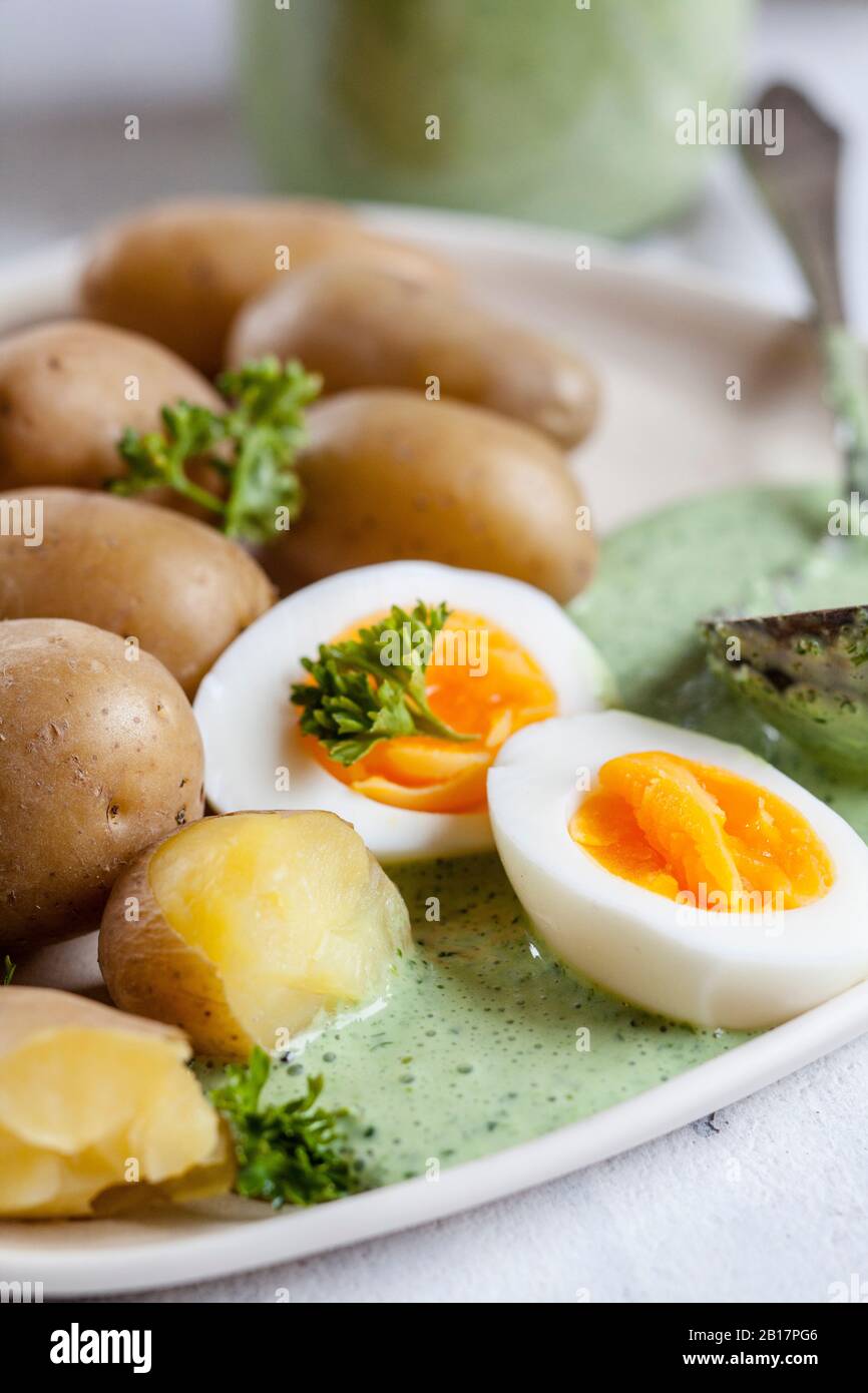 Piatto di patate con uova sode, prezzemolo e salsa verde Foto Stock