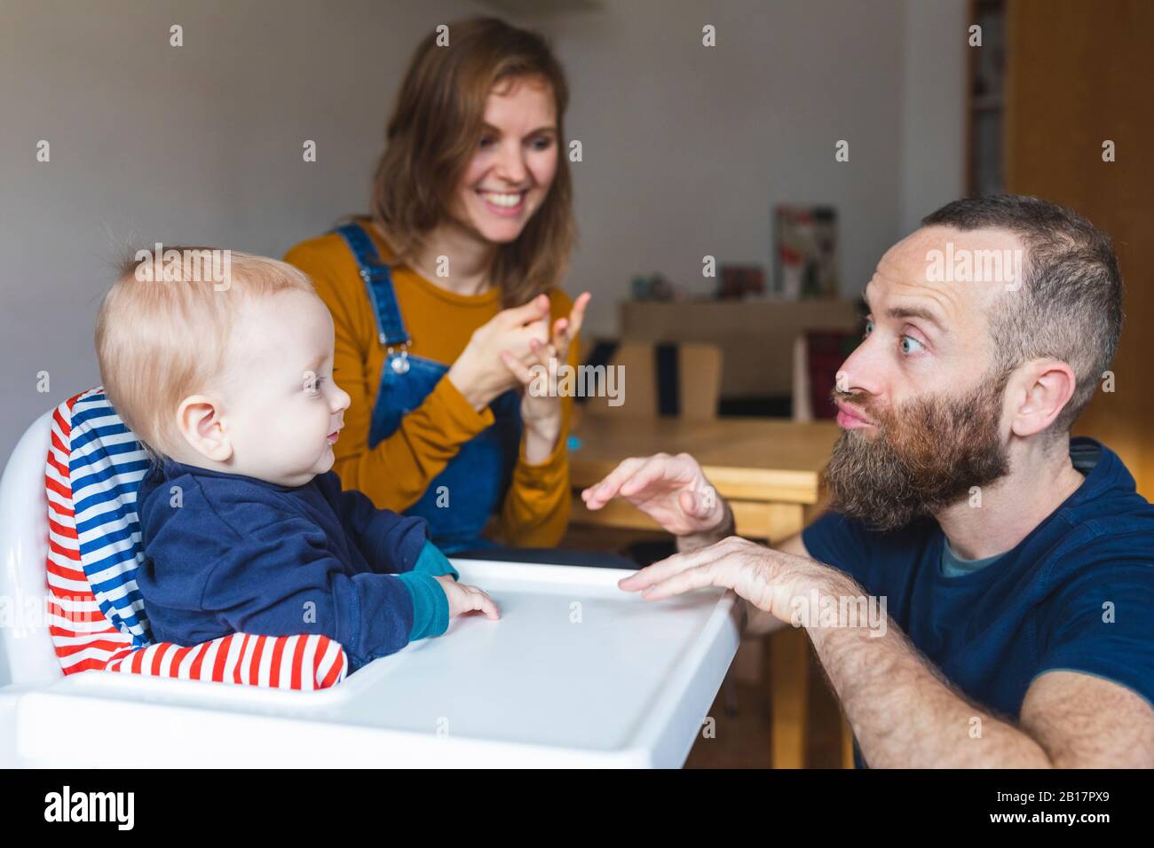 Padre e madre giocano con il figlio a casa Foto Stock