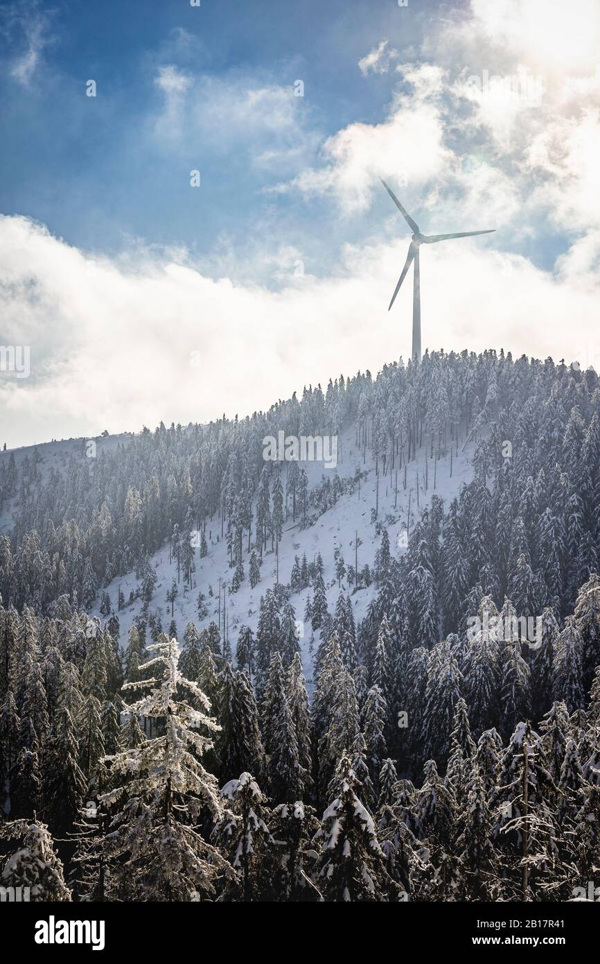 Paesaggio invernale con turbina eolica a Hornisgrende, Foresta Nera, Germania Foto Stock