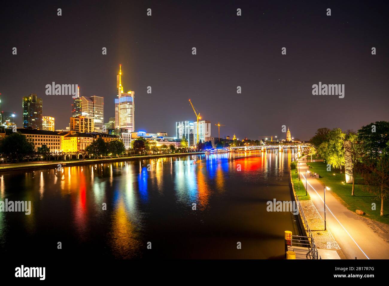 Germania, Assia, Francoforte, Promenades Riverside e skyline della città illuminata di notte Foto Stock