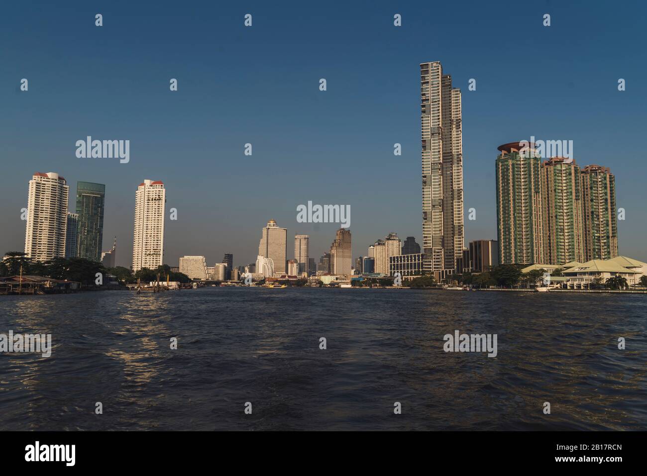 Fiume Chao Praya e alti edifici, Bangkok, Thailandia Foto Stock