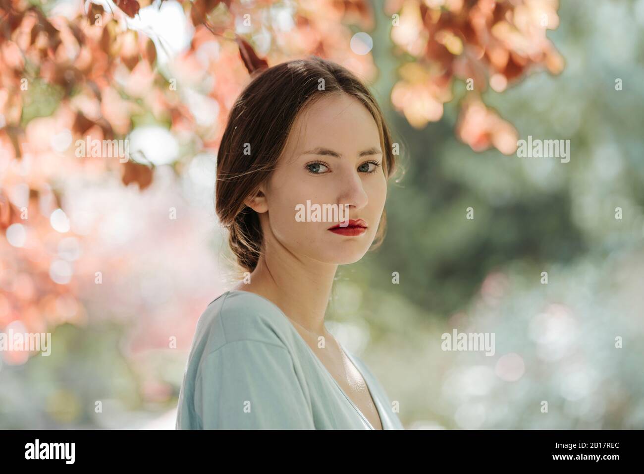 Ritratto di giovane donna con labbra rosse in natura Foto Stock