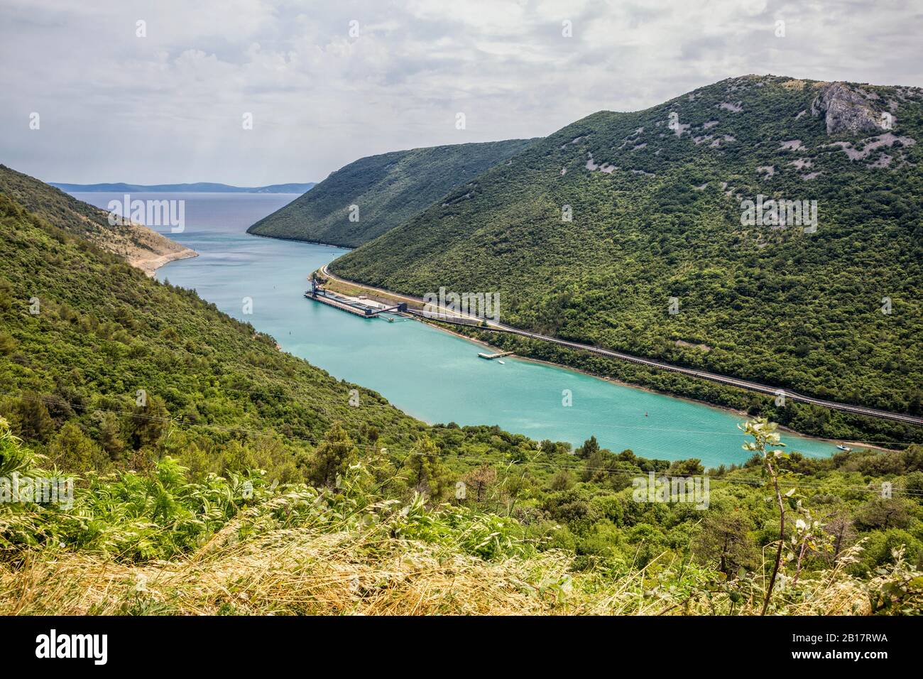 Mare Adriatico e centrale a carbone duro Plomin, Istria, Croazia Foto Stock