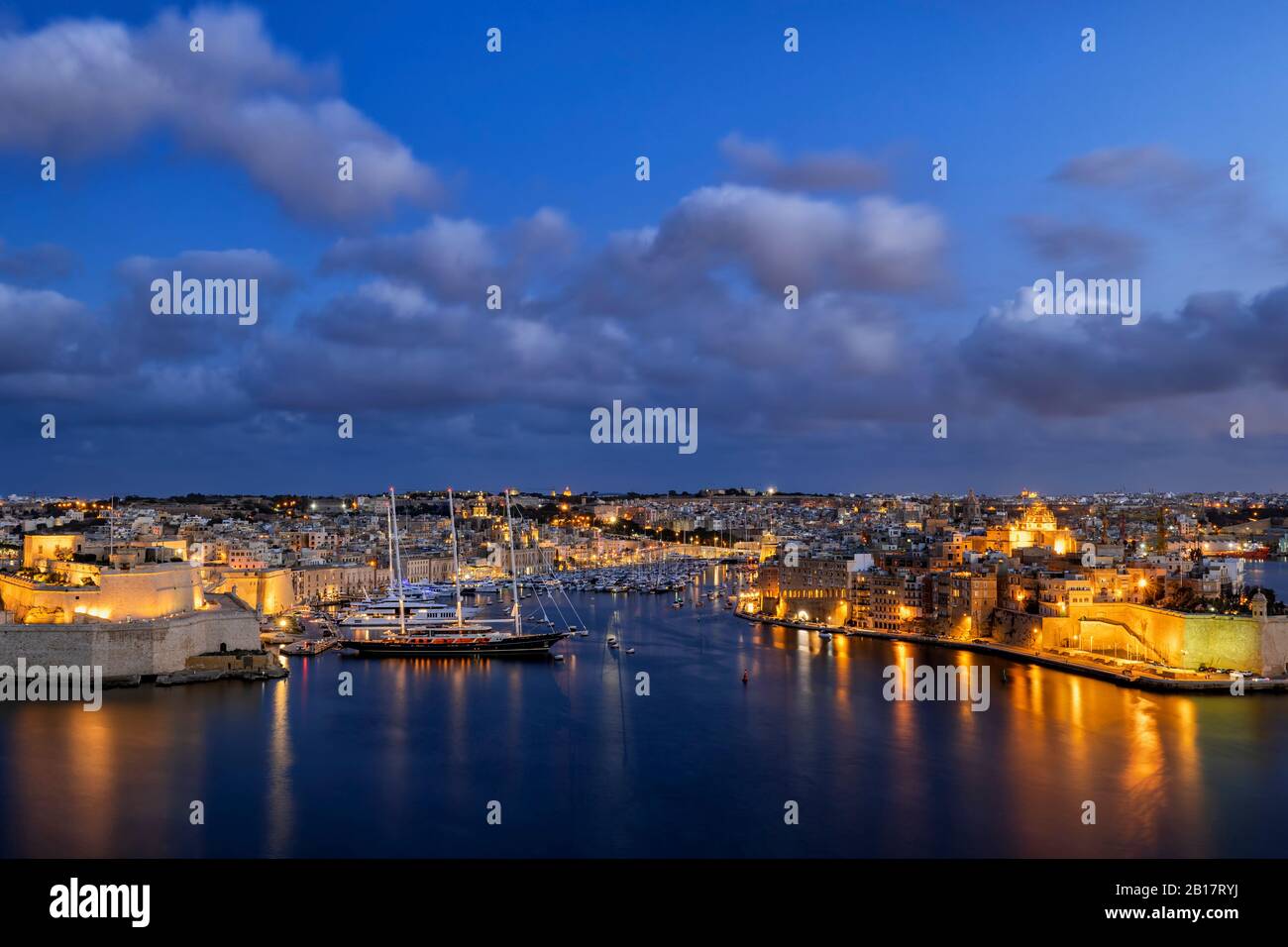 Malta, Birgu, Senglea, città illuminata al tramonto e Grand Harbour con Vittoriosa Yacht Marina Foto Stock