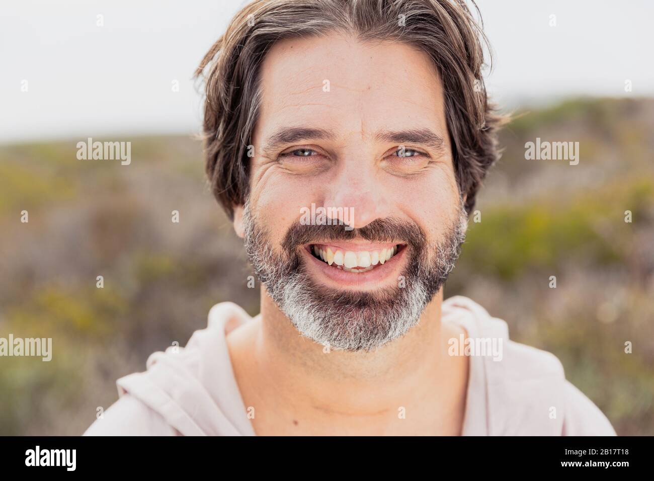 Ritratto di felice uomo barbuto Foto Stock