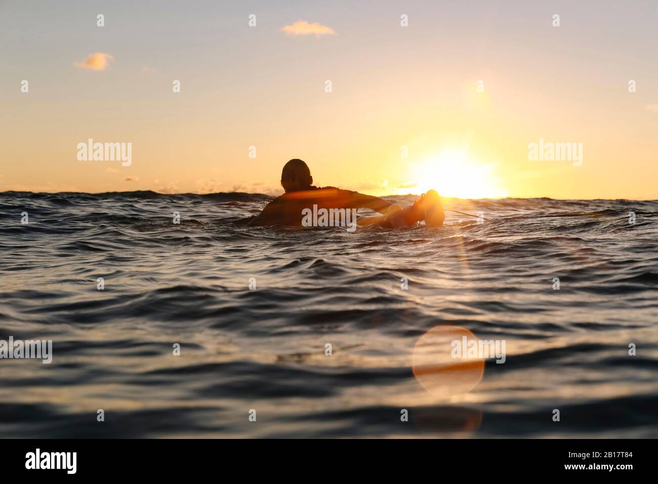 Surfista al tramonto, Bali, Indonesia Foto Stock