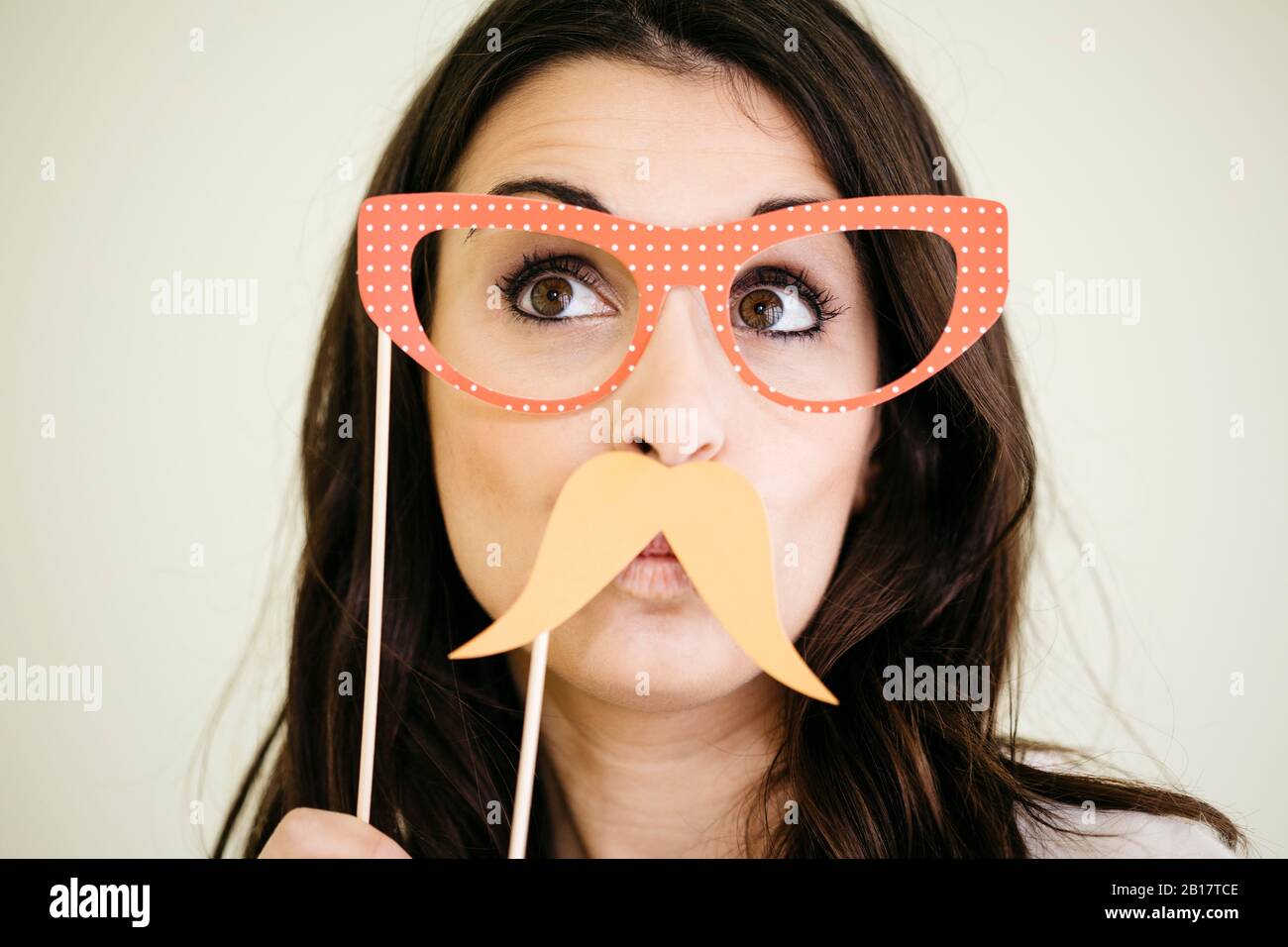 Ritratto di giovane donna con occhiali comici e baffi falsi Foto stock -  Alamy