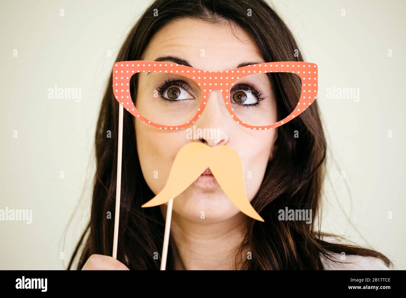 Ritratto di giovane donna con occhiali comici e baffi falsi Foto Stock