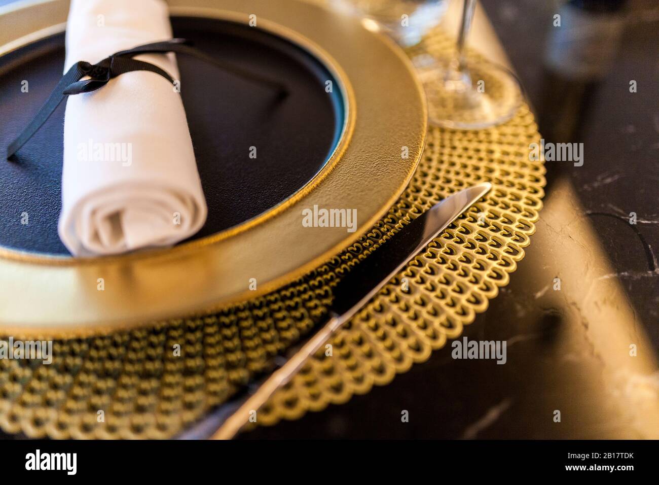 Primo piano di merletti sul tavolo in un ristorante elegante Foto Stock