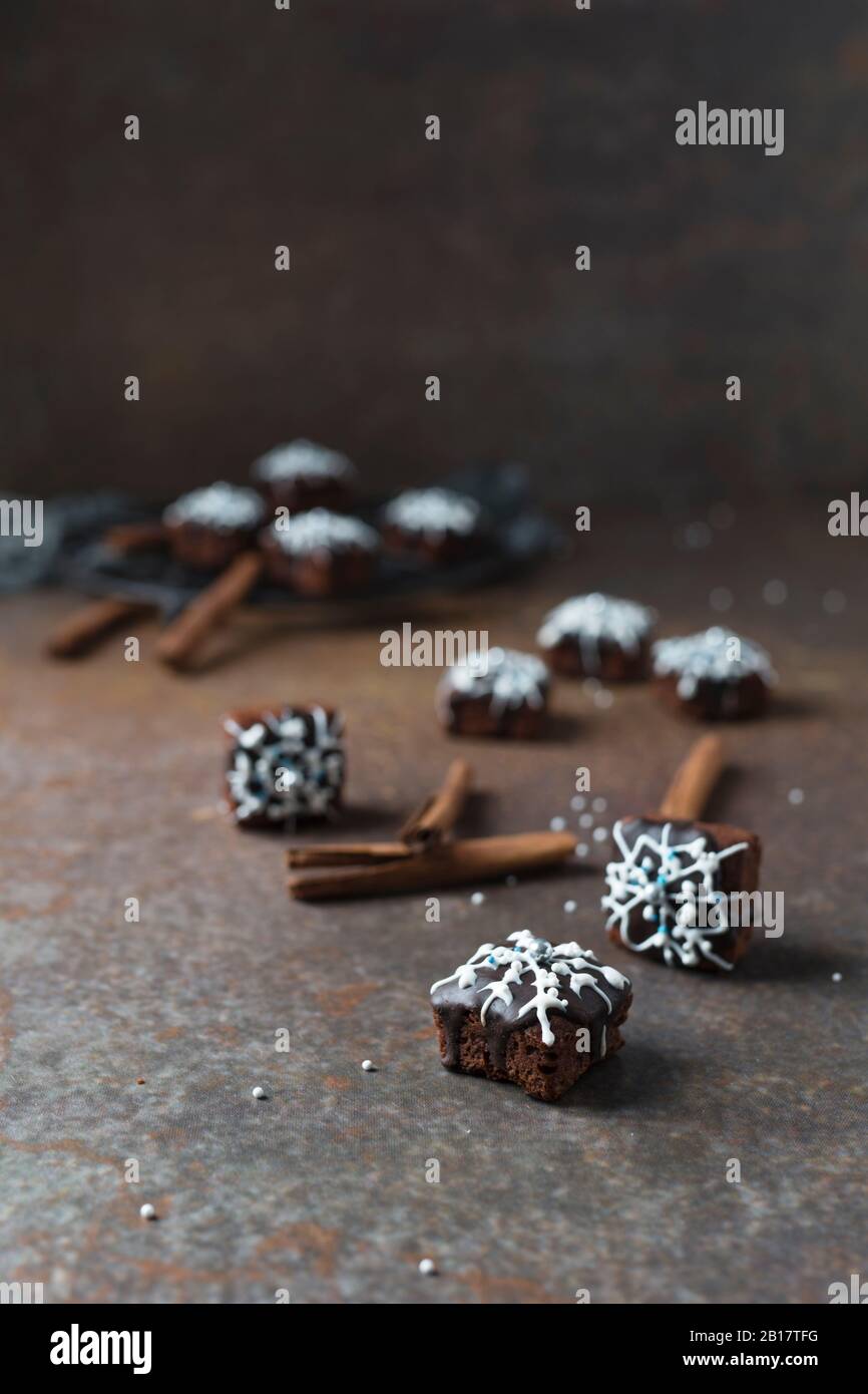 Bastoncini di cannella e piccole torte al cioccolato Foto Stock