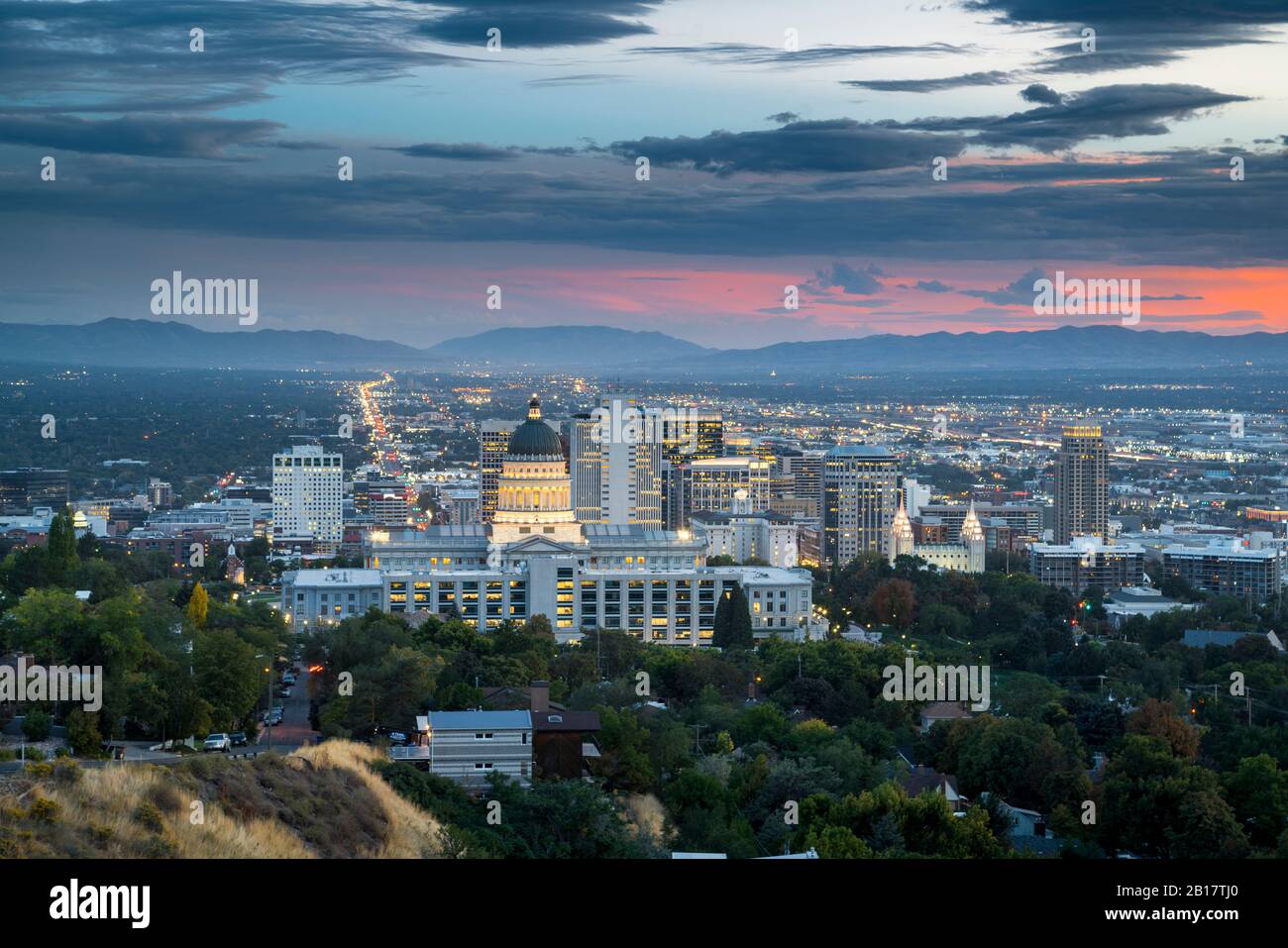 USA, Utah, Salt Lake City, vista del Campidoglio dello Utah illuminato al tramonto Foto Stock