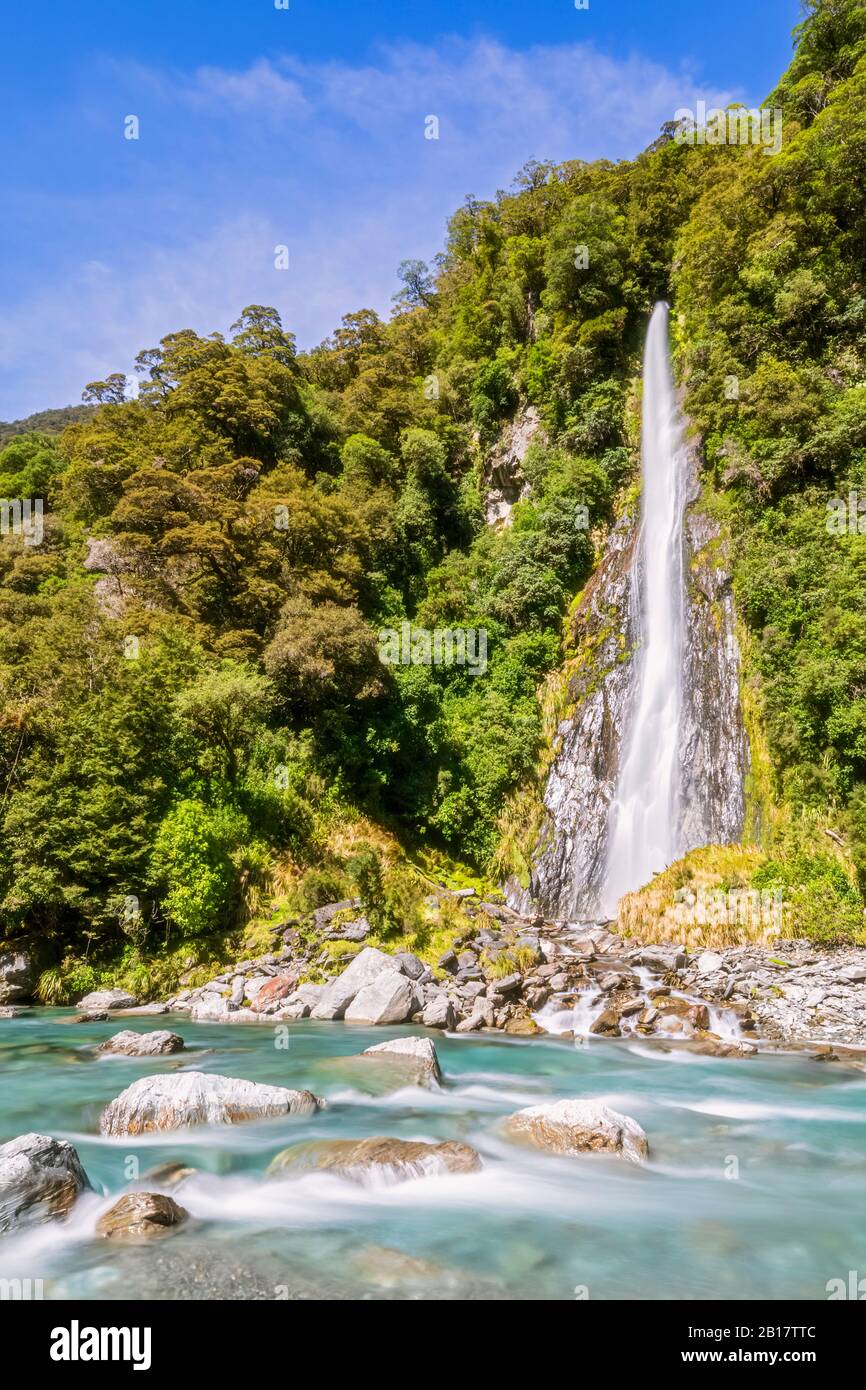Nuova Zelanda, vista panoramica delle cascate di Thunder Creek nel Parco Nazionale del Monte Aspiring Foto Stock