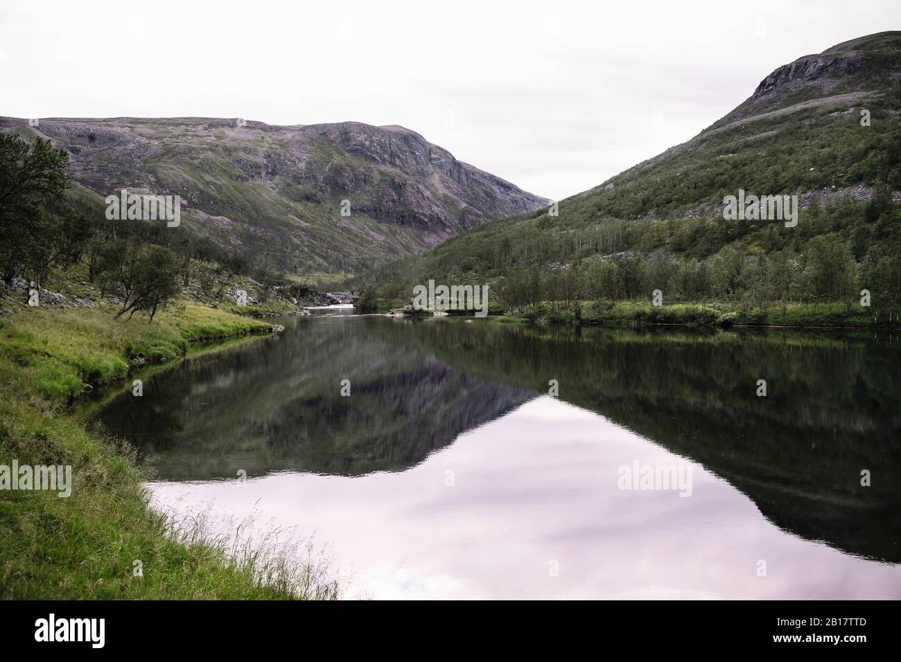 Immagine paesaggistica di un ampio fiume e riflessione di montagne, Lakselv, Norvegia Foto Stock