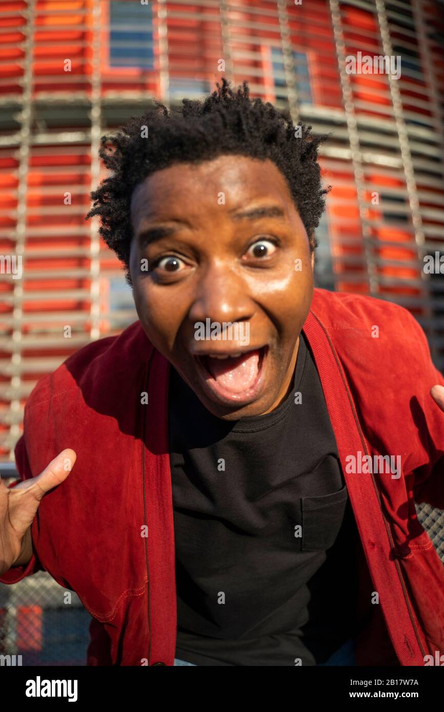 Ritratto di uomo maturo grimacing, Barcellona, Spagna Foto Stock