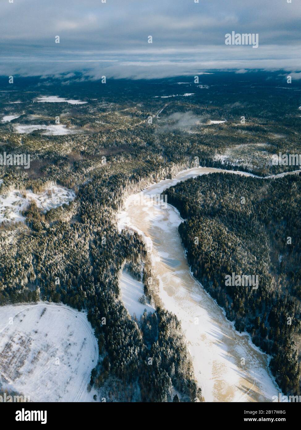 Russia, Oblast di Leningrado, Tikhvin, veduta aerea del fiume Tikhvinka congelato in inverno Foto Stock