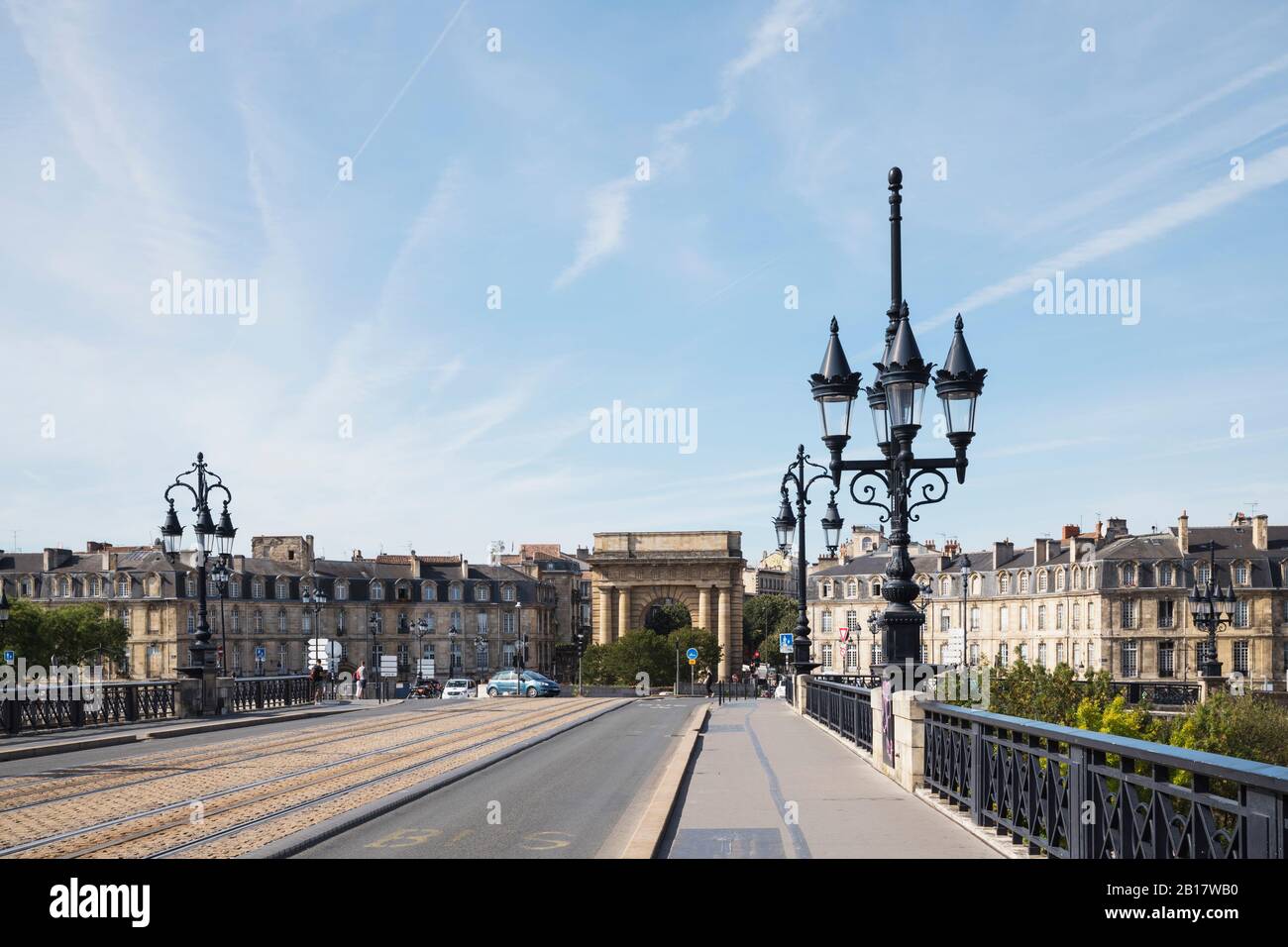 Francia, Gironde, Bordeaux, Pont de Pierre con porta di Borgogna sullo sfondo Foto Stock