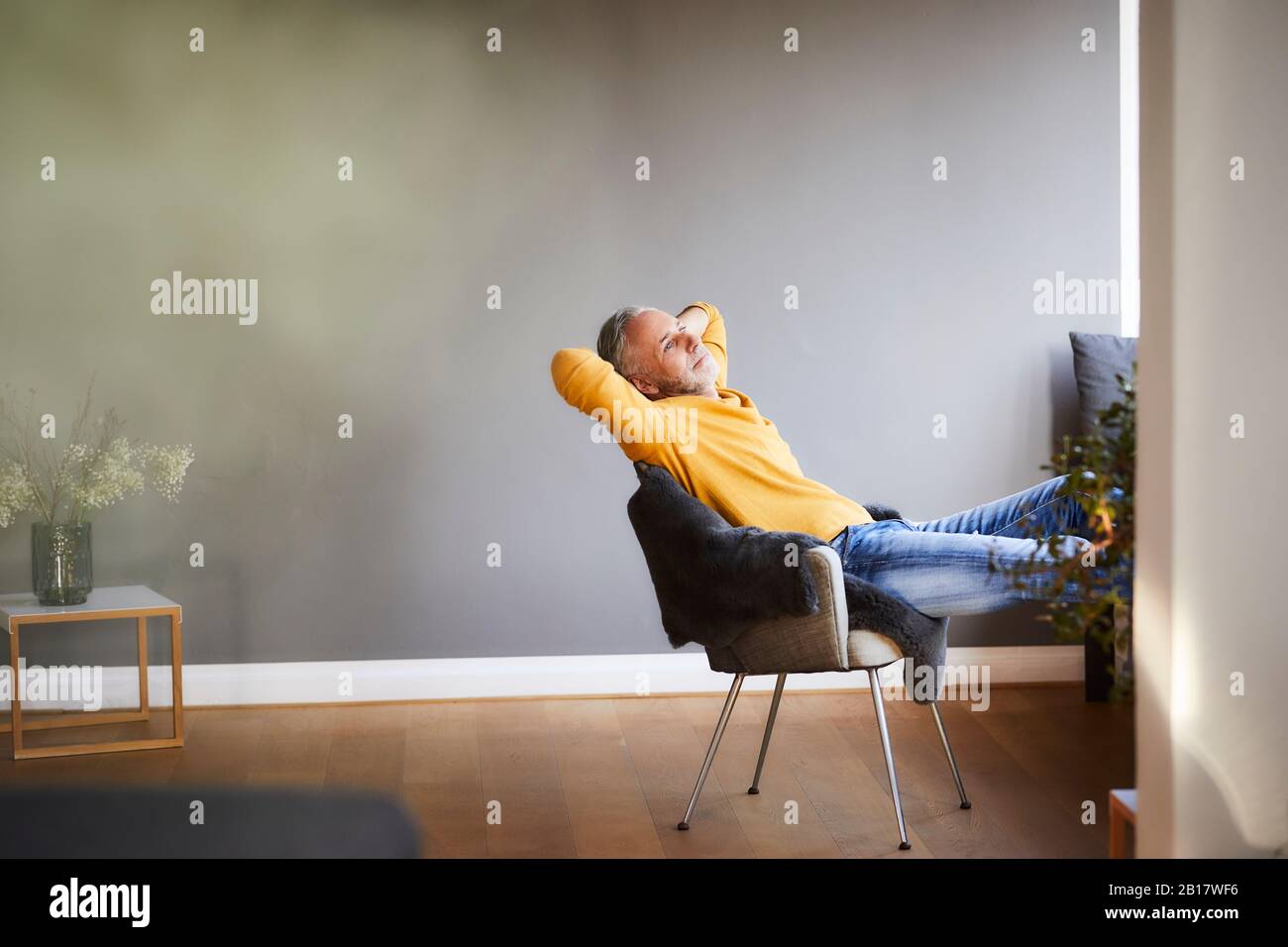 Uomo maturo in un momento di relax a casa Foto Stock