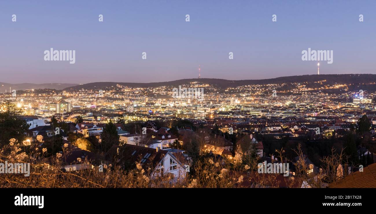 Germania, Baden-Wurttemberg, Stoccarda, cielo limpido sopra il centro città illuminato al tramonto Foto Stock