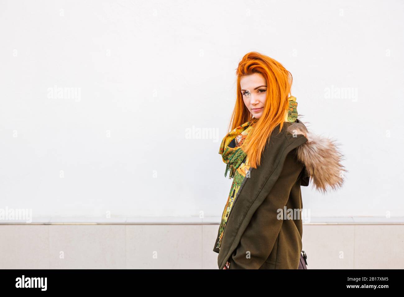 Ritratto di giovane donna con capelli rossi tinti Foto Stock